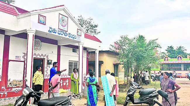 ● పెదగాడిలో యూరియా రగడ ● జీఎస్టీ ప్రచారానికి వస్తే యూరియా ఇస్తామన్న కూటమి నాయకులు ● అనంతరం యూరియా ఇవ్వకుండా వెనక్కి పంపిన వైనం ● అధికారులు, నాయకుల తీరుపై మండిపడ్డ మొగలిపురం రైతులు 