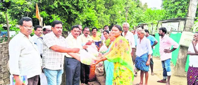 వరద బాధితులకు నిత్యావసరాల అందజేత