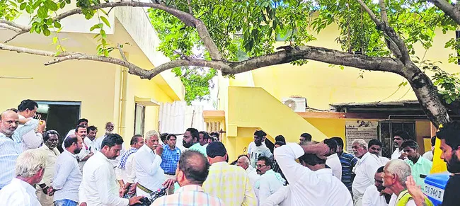 పొగాకు వేలం అడ్డగింత 