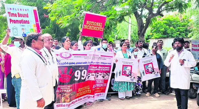 లిఖిత పూర్వక హామీ ఇస్తేనే సమ్మె విరమణ