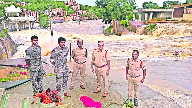 మంజీరా వరదలతో అప్రమత్తం
