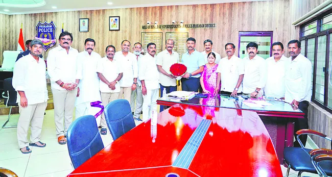 ఎస్పీని కలిసిన వైఎస్సార్‌ సీపీ ఎమ్మెల్యేలు, నాయకులు