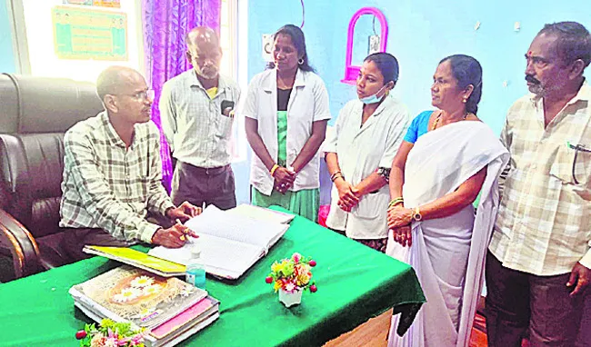 వైద్యుడి కుర్చీలో తహసీల్దార్‌