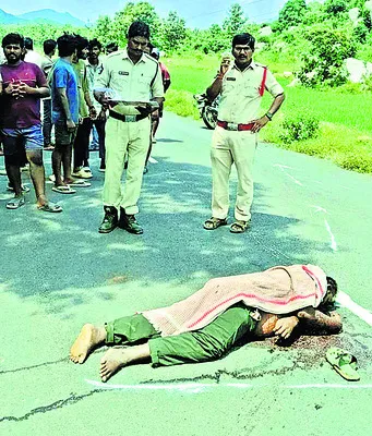 బైక్‌ నుంచి జారిపడి వ్యక్తి దుర్మరణం 