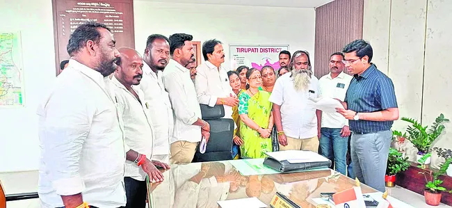 కమిషనర్‌ తీరుపై ఆగ్రహం 