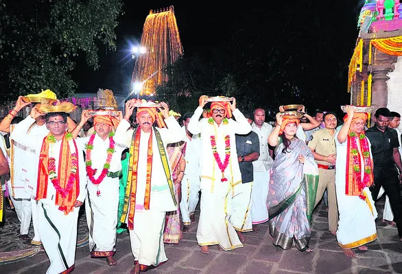 రాష్ట్ర ప్రభుత్వం తరపున పట్టువస్త్రాల సమర్పణ 
