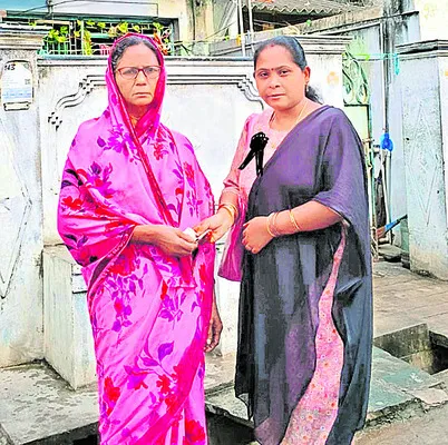నల్ల బ్యాడ్జీలు ధరించి పెన్షన్ల పంపిణీ 