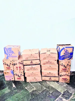 ఏఆర్‌కే బార్‌లో మద్యం అక్రమ నిల్వలు 