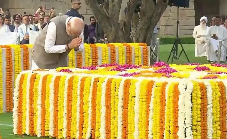 PM Modi pays tribute to Mahatma Gandhi and Lal Bahadur Shastri