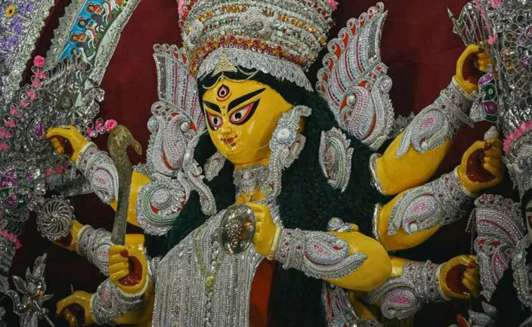 Kolkata: శాంతం ఒకవైపు.. రౌద్రం మరోవైపు.. ఆకట్టుకుంటున్న దుర్గామాత విగ్రహాలు