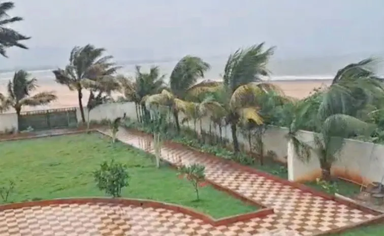 దూసుకొస్తున్న వాయుగుండం.. విశాఖలో ఈదురుగాలుల బీభత్సం