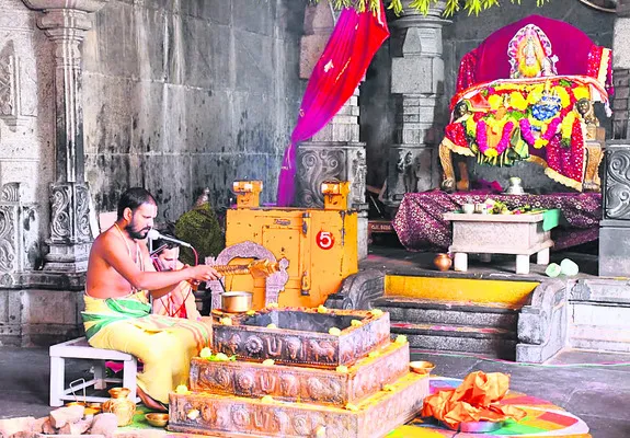 కేటీఆర్ను కలిసిన గొంగిడి దంపతులు