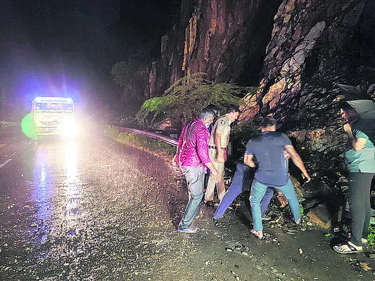 రోడ్డుపై విరిగిపడిన కొండచరియలు