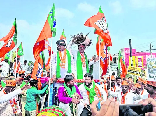 పంట నష్ట పరిహారం చెల్లించాలి