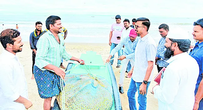 సముద్ర తీరంలో పెట్రోలింగ్ చేయాలి