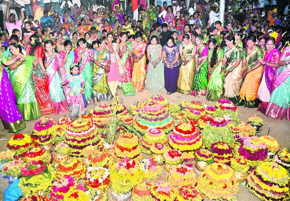 సీతంపేటలో ‘దీపావళి’ బతుకమ్మ