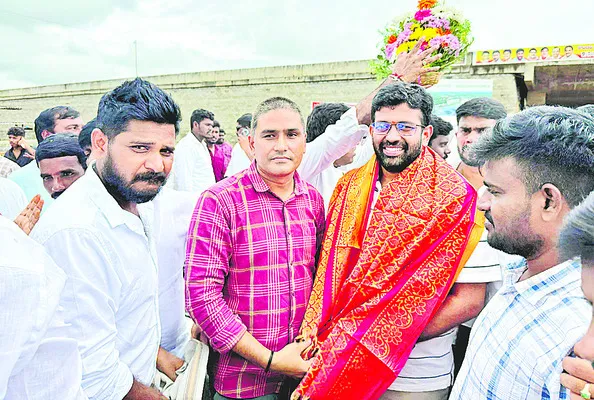 జక్కంపూడి రాజాకు ఘనస్వాగతం