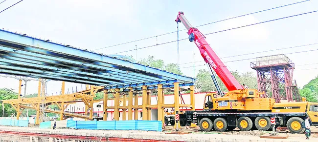 రెండు గంటలు.. ఎఫ్ఓబీ పనులు