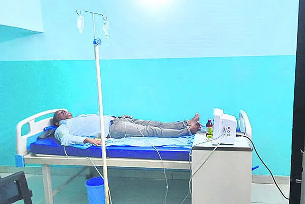 వార్డెన్‌ ఆత్మహత్యాయత్నం