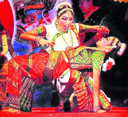 ఖండాంతరాలు దాటిన   నృత్య ప్రదర్శన
