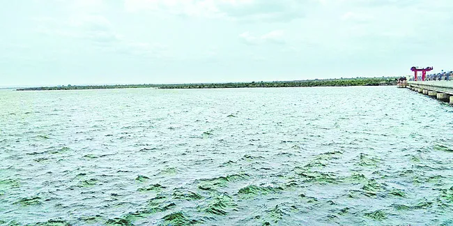 టెయిల్ పాండ్ ప్రాజెక్టు మూడు క్రస్ట్గేట్లు ఎత్తివేత