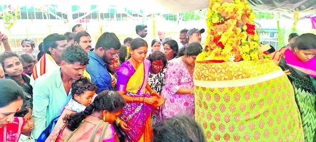 వనదేవతలకు భక్తుల మొక్కులు