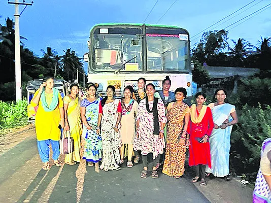 బస్సు ఆపలేదని నిరసన 