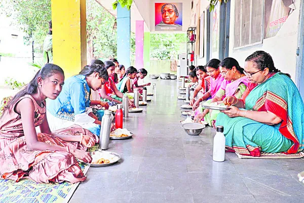 రోల్ మోడల్గా నిలవండి