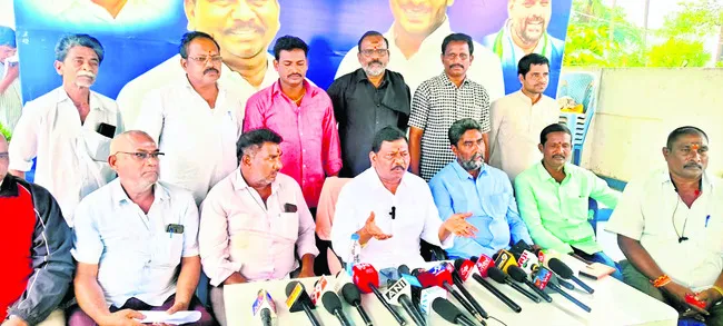 చేతకాని మంత్రికి రెండు పదవులు అవసరమా?