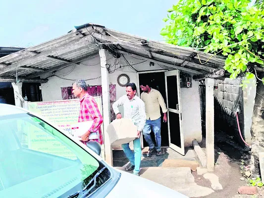 అర్ధరాత్రి ఏసీబీ సోదాలు