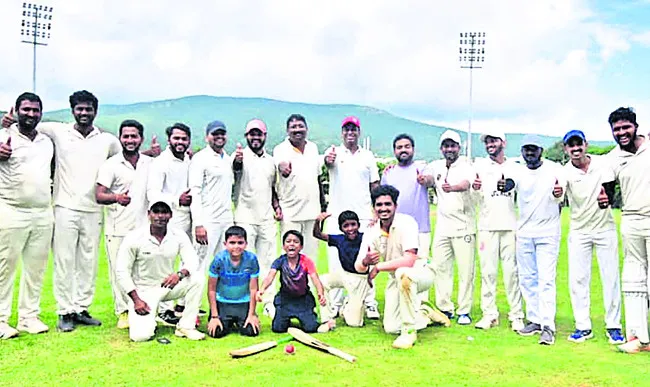 క్రికెట్ పోటీల విజేత విశాఖ రెవెన్యూ జట్టు
