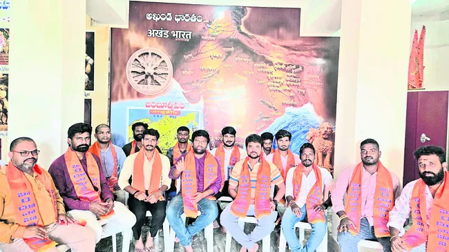 గురుకుల స్కూళ్లకు కొమురంభీం పేరు పెట్టాలి 