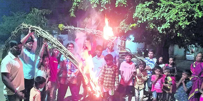 జిల్లాకేంద్రంలో దీపావళి సందడి.. 