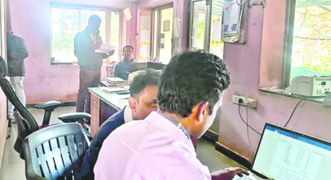 చెక్‌పోస్టులో ఏసీబీ సోదాలు
