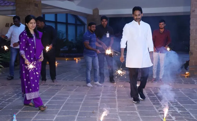 వైఎస్‌ జగన్‌ నివాసంలో దీపావళి వేడుకలు