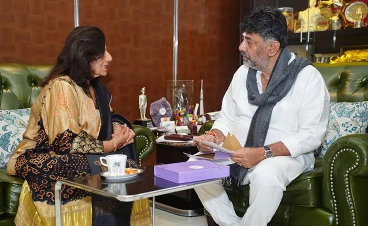 వివాదం వేళ ఆసక్తికర సన్నివేశం.. డీకేతో కిరణ్‌ మజుందార్‌ షా భేటీ