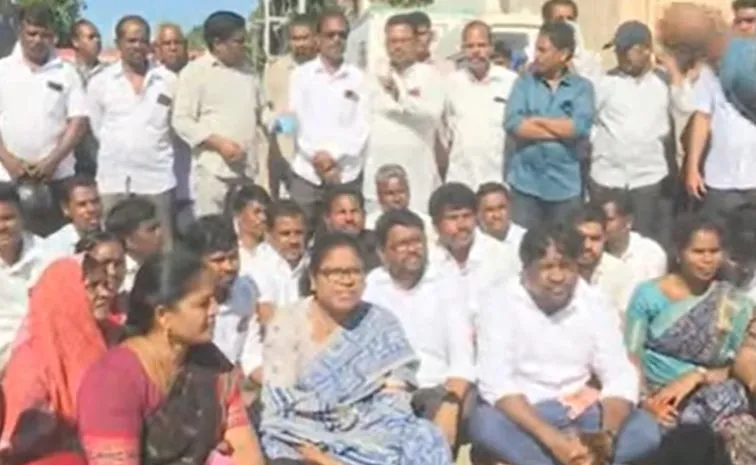Ysrcp Mla Visweswara Raju Visits Nooka Raju Family