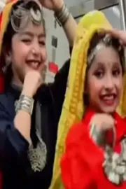 In Delhi Metro Girls Dance On Pehla Pehla Pyaar Hai Video Goes Viral12