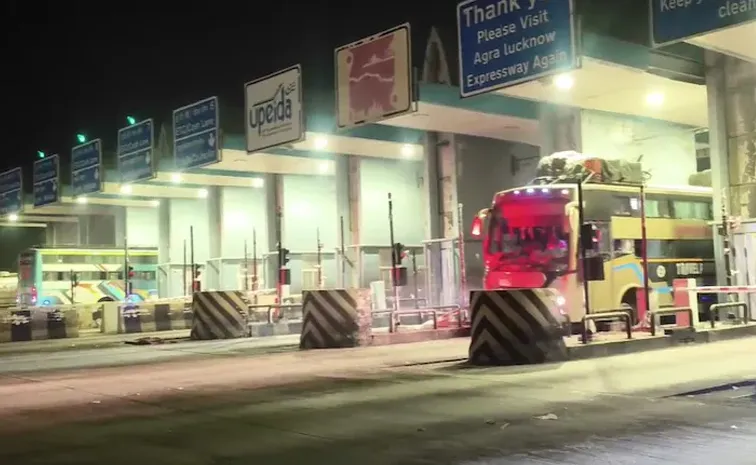 No Diwali Bonus Agra Lucknow Expressway Toll Operators Open Gates For All