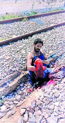 రైలు నుంచి జారి పడి వ్యక్తి దుర్మరణం