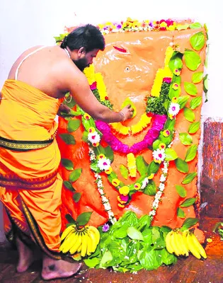 క్షేత్రపాలకుడికి ఆకుపూజ
