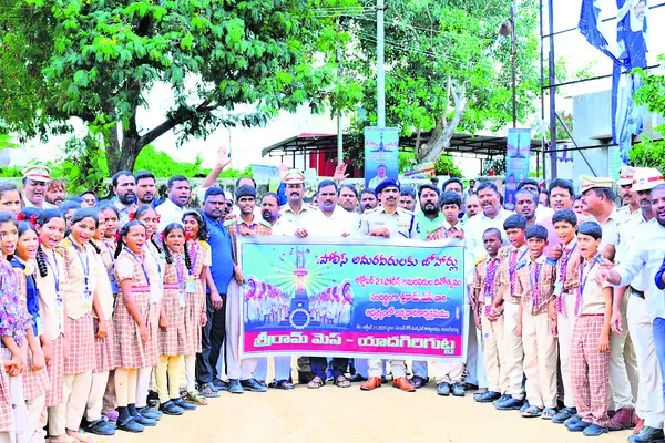 పోలీసుల సేవలు మరువలేనివి