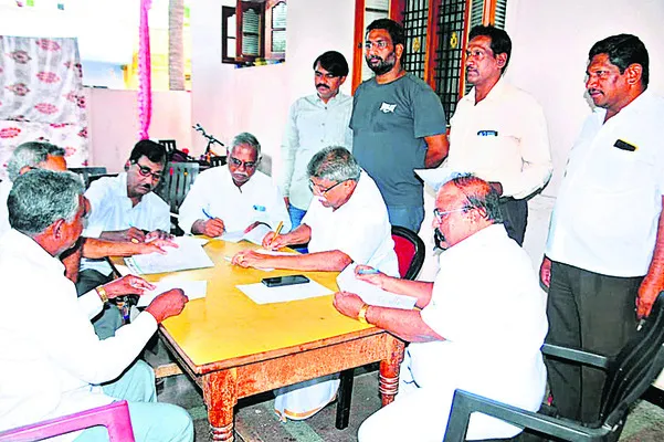 రైలు కిందపడి యువకుడికి గాయాలు