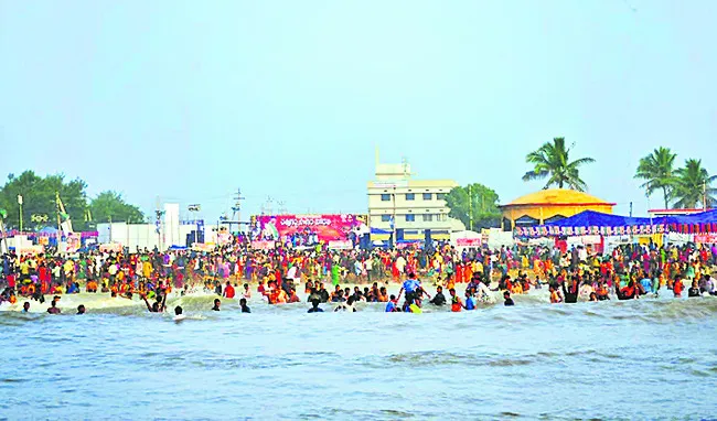 తీరానికి కార్తిక శోభ 