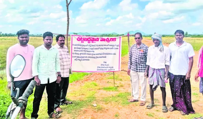 మెగా వెంచర్‌లో హెచ్చరిక బోర్డులు