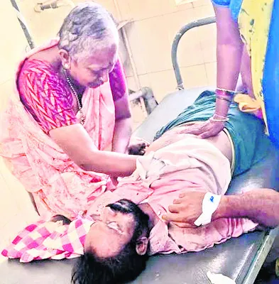 పురుగు మందు పిచికారీ చేస్తూ..