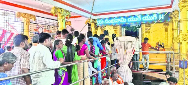 కురుమూర్తికి తరలివచ్చిన భక్తులు