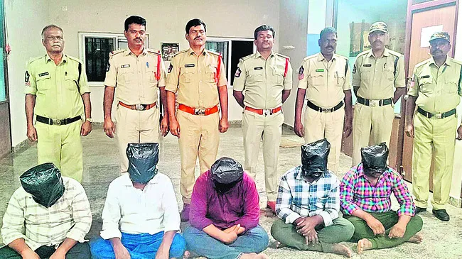 ఇరువర్గాల ఘర్షణ 
