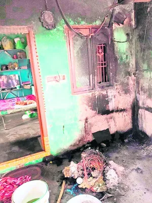 పిడుగు పాటుకు ఇల్లు దగ్ధం 