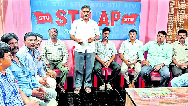 ఉద్యోగుల హక్కులను కాలరాస్తున్న 60, 61 జీఓలను సవరించాలి 